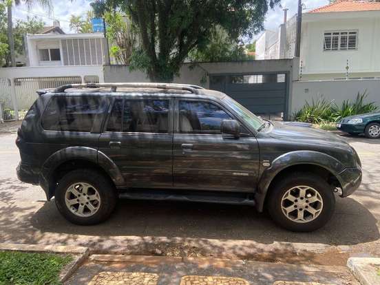 MITSUBISHI-PAJERO-2010