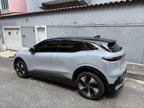 RENAULT-MEGANE-2023