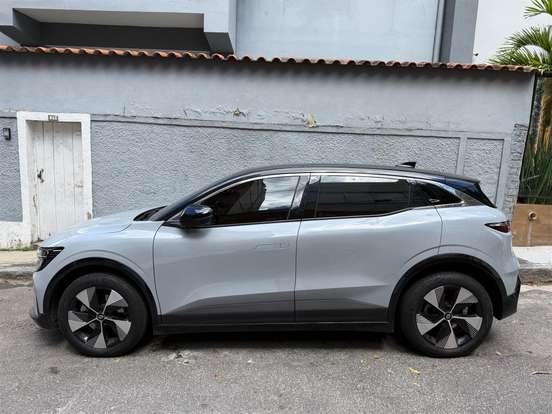RENAULT-MEGANE-2023