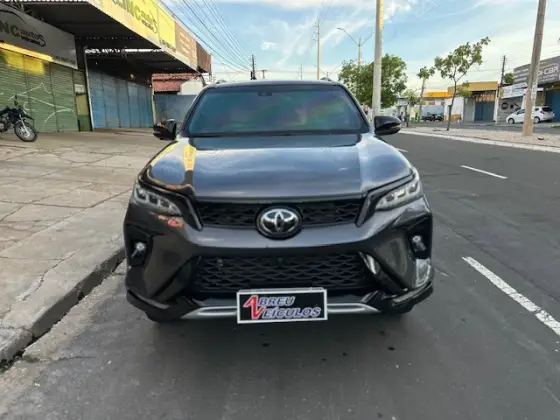TOYOTA HILUX SW4 2.8 D-4D TURBO DIESEL DIAMOND 7L 4X4 AUTOMÁTICO