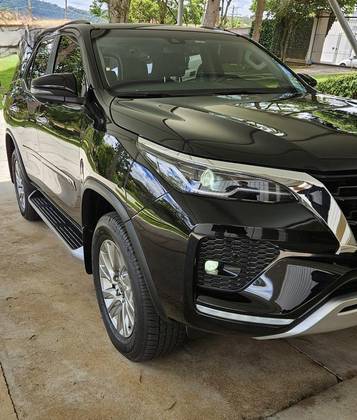 TOYOTA HILUX SW4 2.8 D-4D TURBO DIESEL SRX 7L 4X4 AUTOMÁTICO