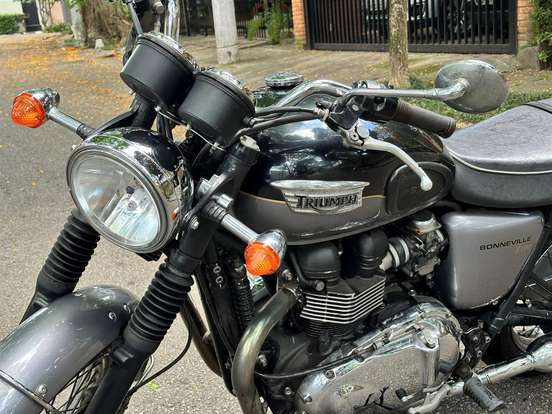 TRIUMPH-BONNEVILE-2012