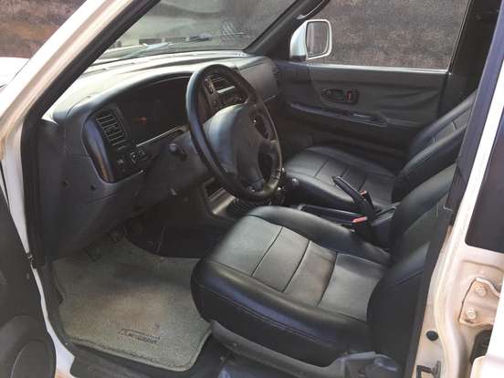 MITSUBISHI-L200-2010