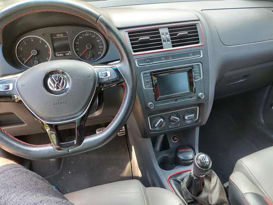 VOLKSWAGEN-FOX-2015