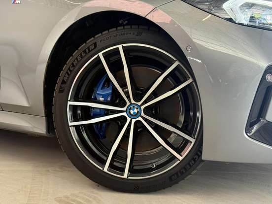 BMW-330e-2024