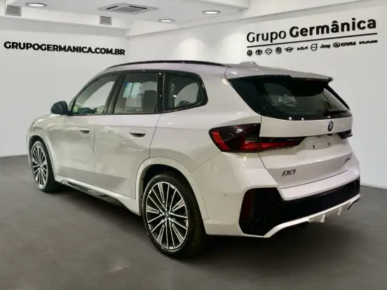 BMW-iX1-2025