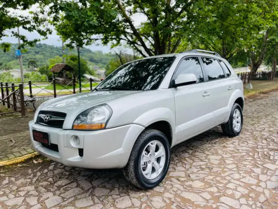 HYUNDAI TUCSON 2.0 MPFI GLS 16V 143CV 2WD GASOLINA 4P AUTOMÁTICO HYUNDAI TUCSON 2.0 MPFI GLS 16V 143CV 2WD GASOLINA 4P AUTOMÁTICO