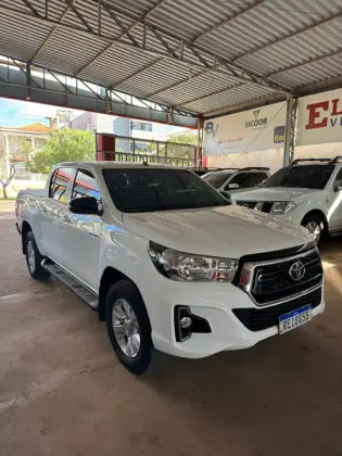 TOYOTA HILUX 2.8 SR 4X4 CD 16V DIESEL 4P AUTOMÁTICO TOYOTA HILUX 2.8 SR 4X4 CD 16V DIESEL 4P AUTOMÁTICO