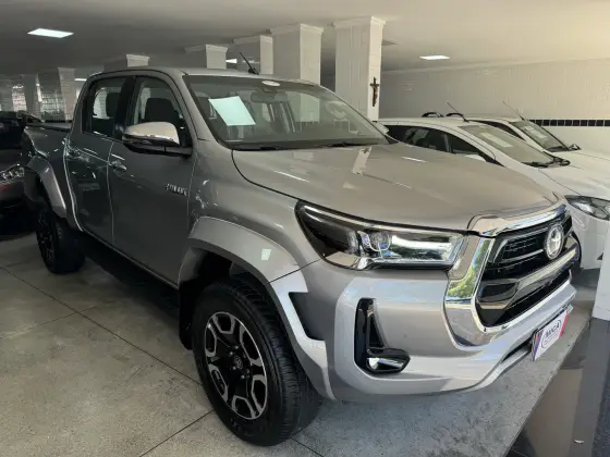 TOYOTA HILUX 2.8 D-4D TURBO DIESEL CD SRX PLUS 4X4 AUTOMÁTICO