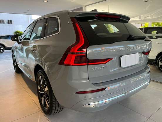 VOLVO-XC60-2025