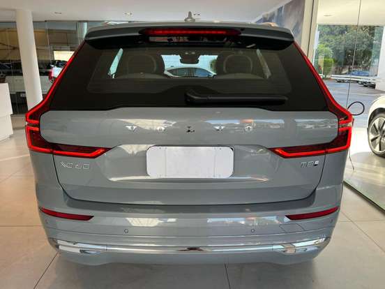 VOLVO-XC60-2025