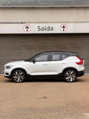 VOLVO-XC40-2021