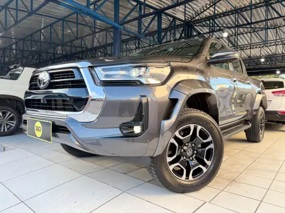 TOYOTA HILUX 2.8 D-4D TURBO DIESEL CD SRX PLUS 4X4 AUTOMÁTICO