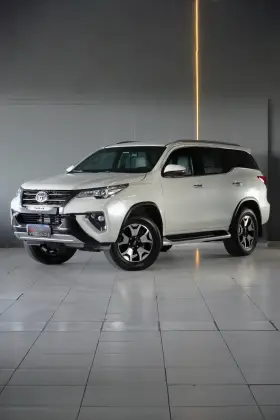 TOYOTA HILUX SW4 2.8 SRX DIAMOND 4X4 7 LUGARES 16V TURBO INTERCOOLER DIESEL 4P AUTOMÁTICO TOYOTA HILUX SW4 2.8 SRX DIAMOND 4X4 7 LUGARES 16V TURBO INTERCOOLER DIESEL 4P AUTOMÁTICO
