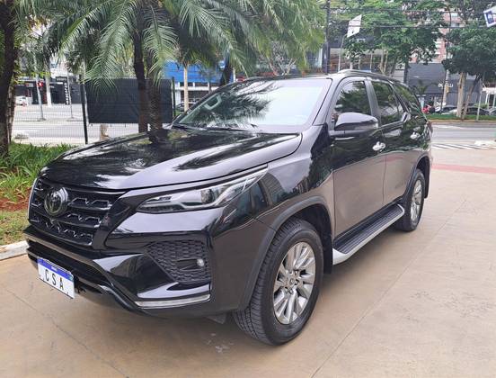 TOYOTA HILUX SW4 2.8 D-4D TURBO DIESEL SRX 4X4 AUTOMÁTICO