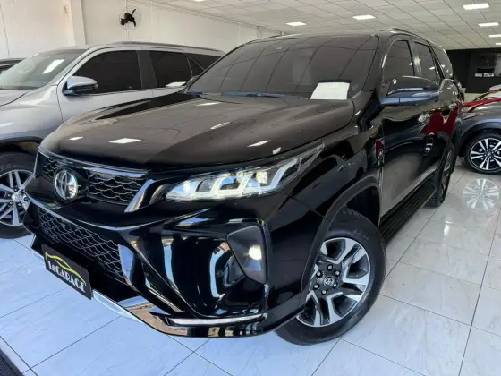 TOYOTA HILUX SW4 2.8 D-4D TURBO DIESEL DIAMOND 7L 4X4 AUTOMÁTICO