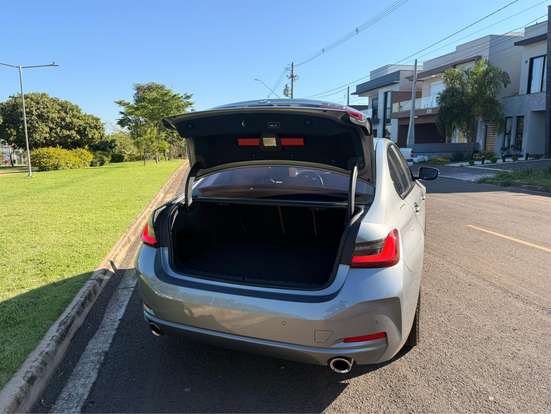 BMW-320i-2023