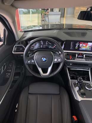 BMW-320i-2020