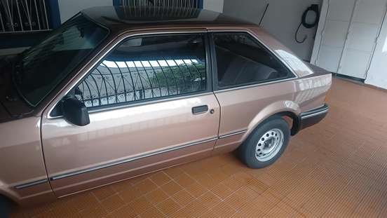 FORD-ESCORT-1990