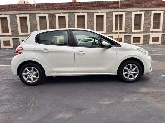 PEUGEOT-208-2015
