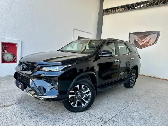 TOYOTA HILUX SW4 2.8 D-4D TURBO DIESEL SRX PLATINUM 7L 4X4 AUTOMÁTICO