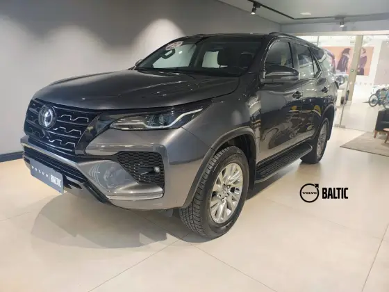 TOYOTA HILUX SW4 2.8 D-4D TURBO DIESEL SRX 7L 4X4 AUTOMÁTICO