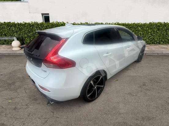 VOLVO-V40-2018