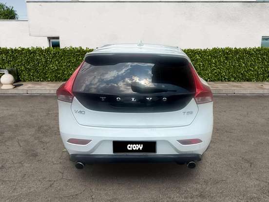 VOLVO-V40-2018