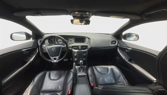 VOLVO-V40-2018