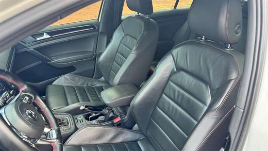 VOLKSWAGEN-GOLF-2014