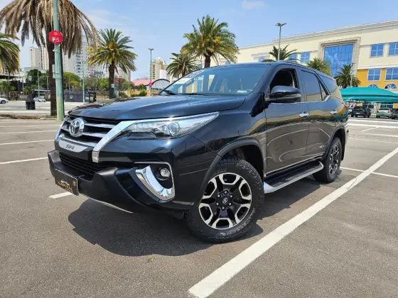 TOYOTA HILUX SW4 2.8 SRX 4X4 7 LUGARES 16V TURBO INTERCOOLER DIESEL 4P AUTOMÁTICO TOYOTA HILUX SW4 2.8 SRX 4X4 7 LUGARES 16V TURBO INTERCOOLER DIESEL 4P AUTOMÁTICO