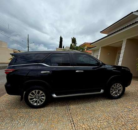 TOYOTA-HILUX SW4-2023