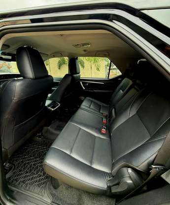 TOYOTA-HILUX SW4-2.8 D-4D TURBO DIESEL SRX 7L 4X4 AUTOMÁTICO TOYOTA-HILUX SW4-2023