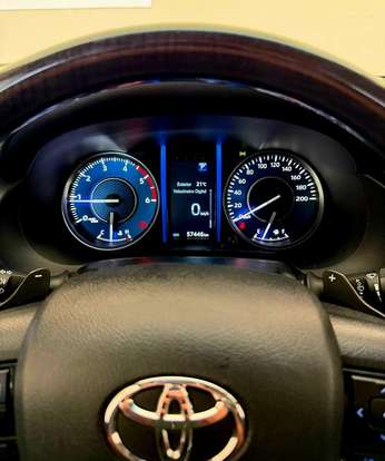 TOYOTA-HILUX SW4-2.8 D-4D TURBO DIESEL SRX 7L 4X4 AUTOMÁTICO TOYOTA-HILUX SW4-2023
