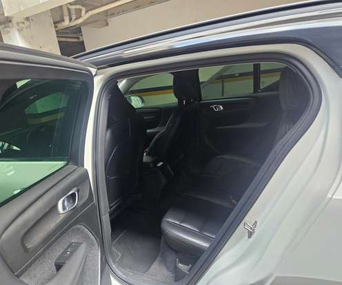 VOLVO-XC40-2019