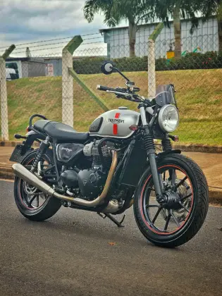 TRIUMPH STREET TWIN 