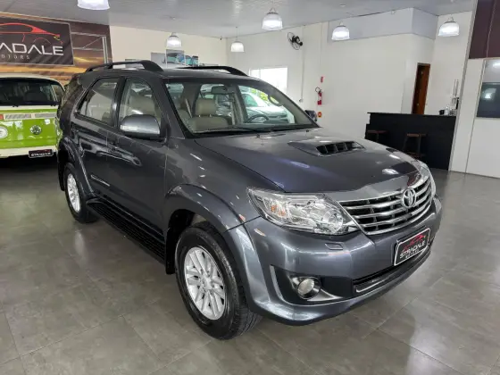 TOYOTA HILUX SW4 3.0 SRV 4X4 7 LUGARES 16V TURBO INTERCOOLER DIESEL 4P AUTOMÁTICO
