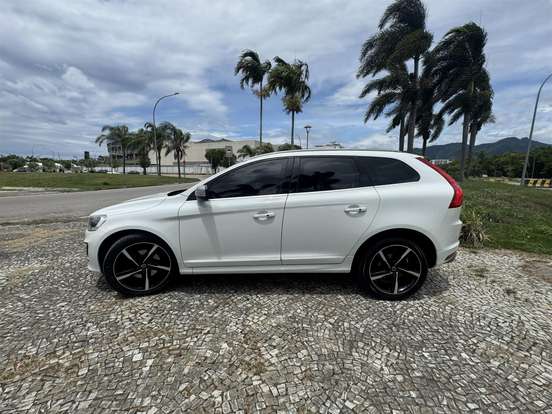 VOLVO-XC60-2015