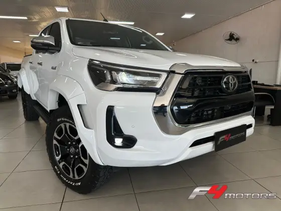 TOYOTA HILUX 2.8 D-4D TURBO DIESEL CD SRX PLUS 4X4 AUTOMÁTICO
