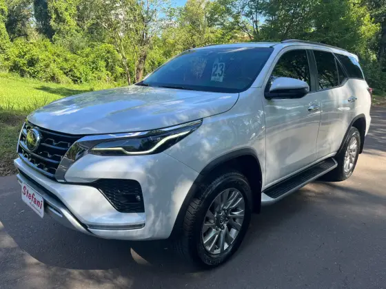 TOYOTA HILUX SW4 2.8 D-4D TURBO DIESEL SRX 7L 4X4 AUTOMÁTICO