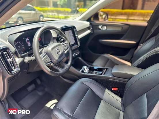 VOLVO-XC40-2019