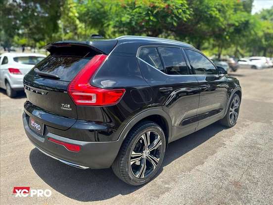 VOLVO-XC40-2019
