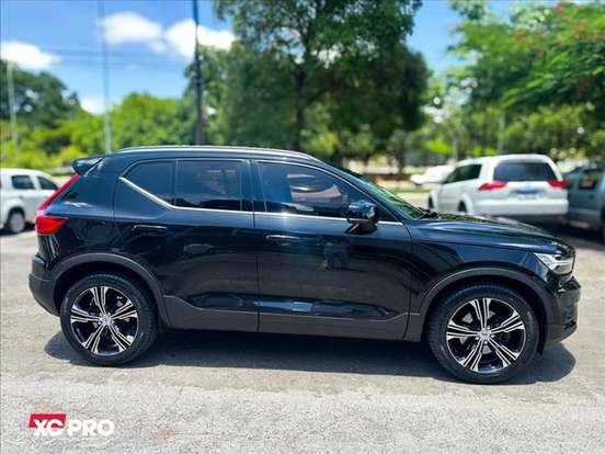 VOLVO-XC40-2019