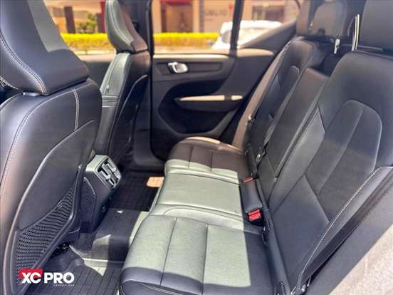 VOLVO-XC40-2019