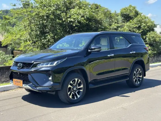 TOYOTA HILUX SW4 2.8 D-4D TURBO DIESEL DIAMOND 7L 4X4 AUTOMÁTICO