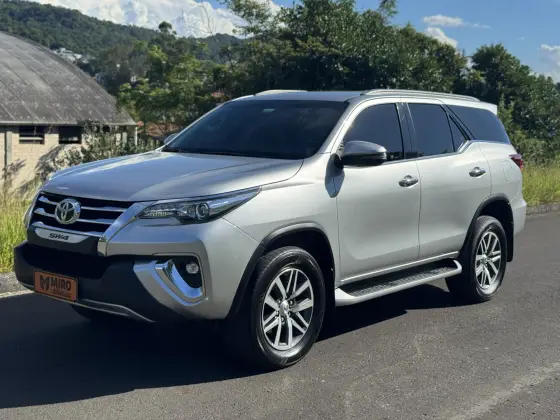 TOYOTA HILUX SW4 2.8 SRX 4X4 7 LUGARES 16V TURBO INTERCOOLER DIESEL 4P AUTOMÁTICO