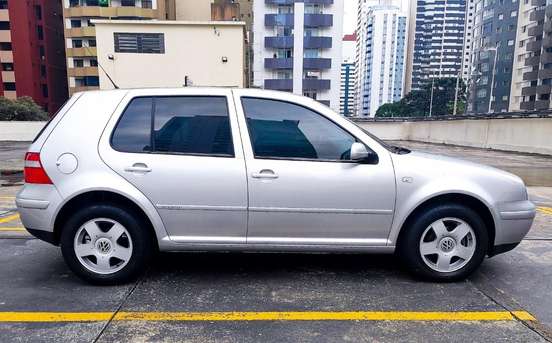 VOLKSWAGEN-GOLF-2004