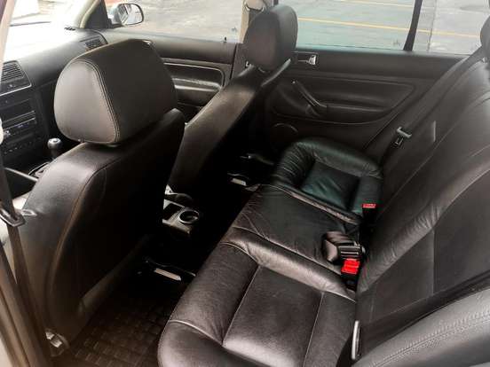 VOLKSWAGEN-GOLF-2004