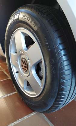 VOLKSWAGEN-GOLF-2004