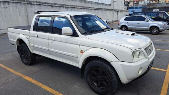 MITSUBISHI-L200-2010